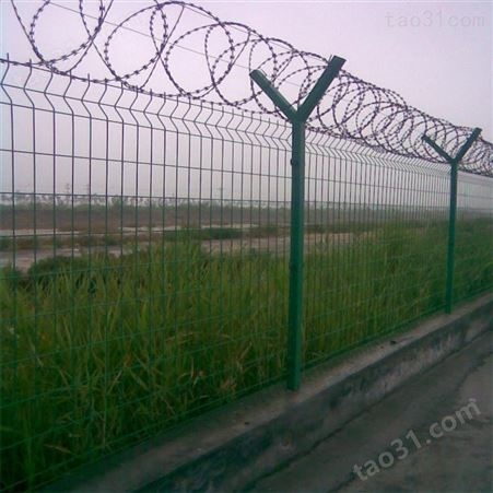 内蒙古高速隔离铁丝防护网光伏高速公路护栏网厂家