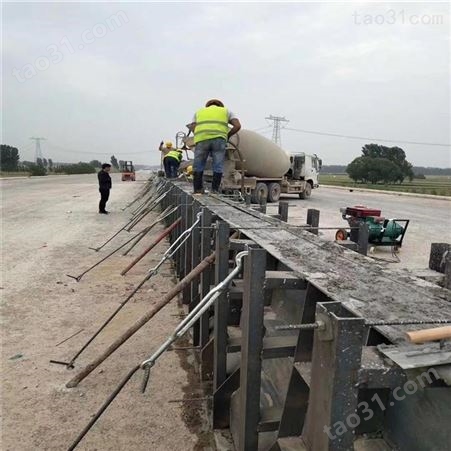公路防撞墙钢模具 致宏 高速公路防撞墙模具 公路防撞墙钢模板 供应厂家