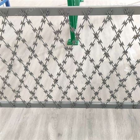 赣州焊接刺网菱形焊接刀片刺网护栏隔离刺丝网